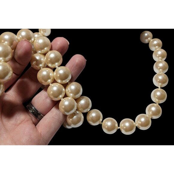 Chunky Retro Cream Faux Pearl Costume Necklace - Picture 2 of 9